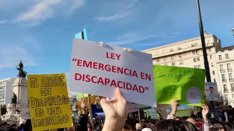 El colectivo en discapacidad se moviliza al Congreso junto a otros sectores